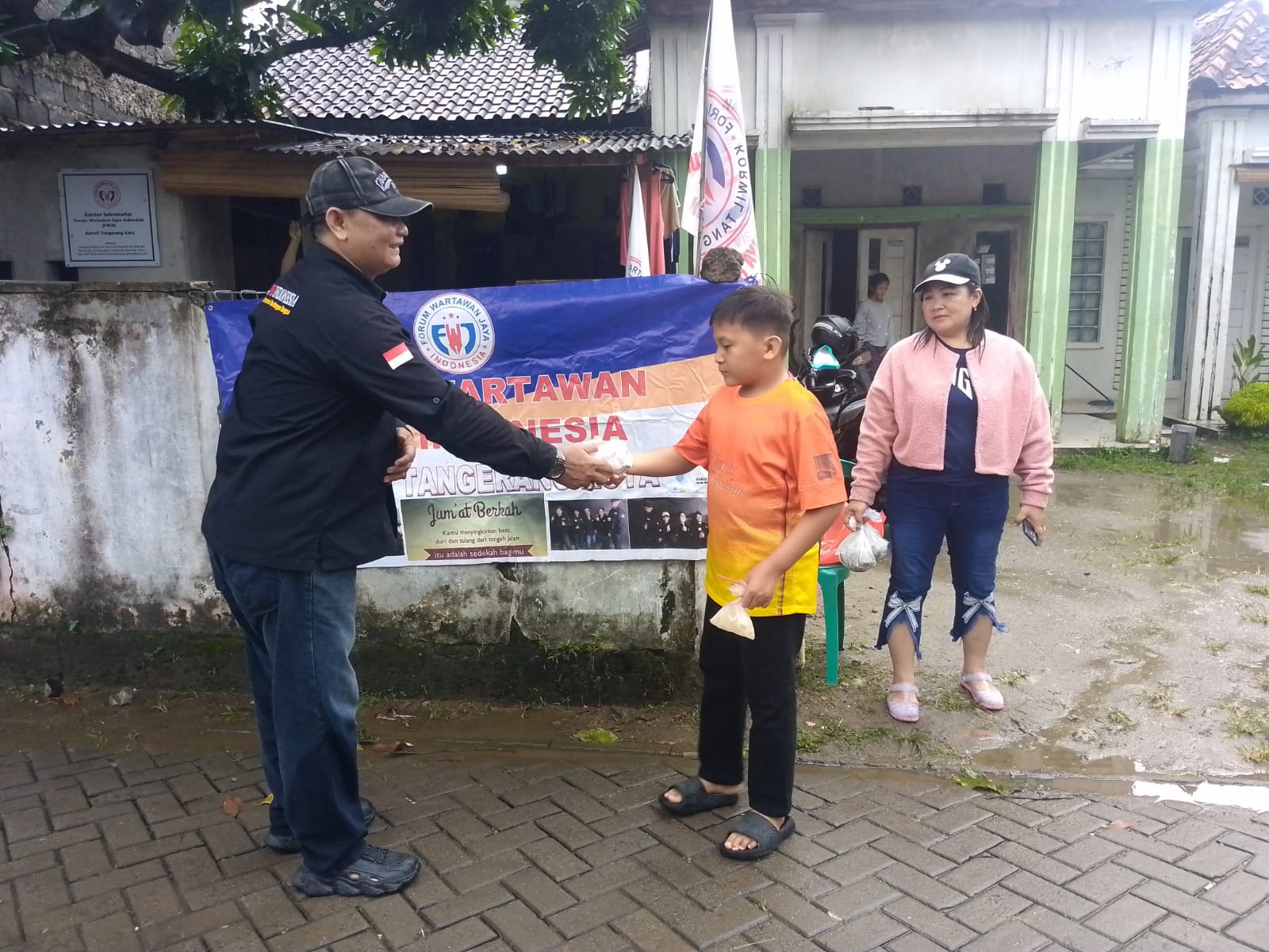 Meski Gerimis Melanda Tidak Menyurutkan Kasie Sosial Untuk Melaksanakan Tugasnya, Menjalankan Program Kerja Jum’at Berkah