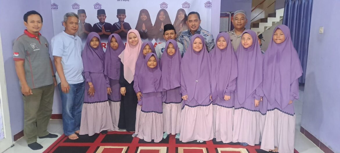 Jumat Peduli, Sat Resnarkoba Polres Metro Jaktim Berbagi di Rumah Yatim Kayu Manis