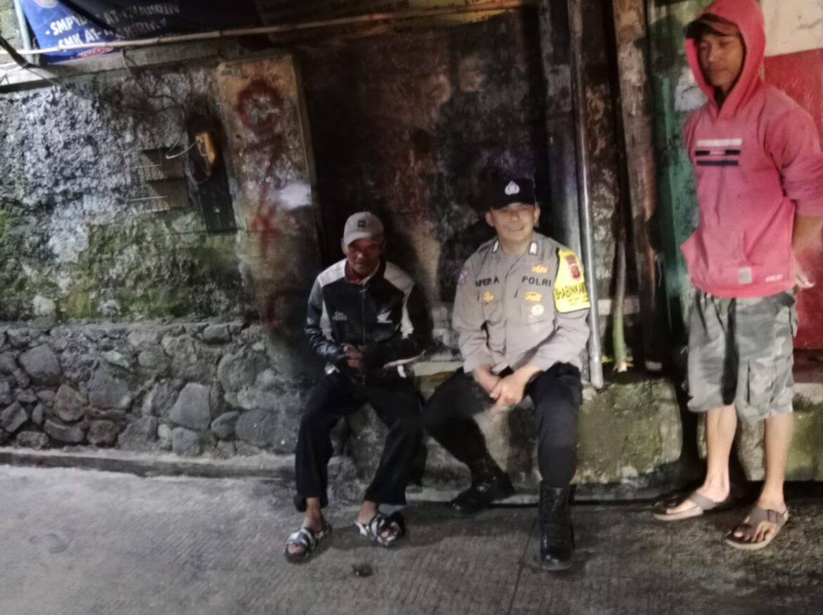 Bhabinkamtibmas Polsek Cisarua Kontrol Siskamling dan Berikan Pesan Kamtibmas kepada Warga