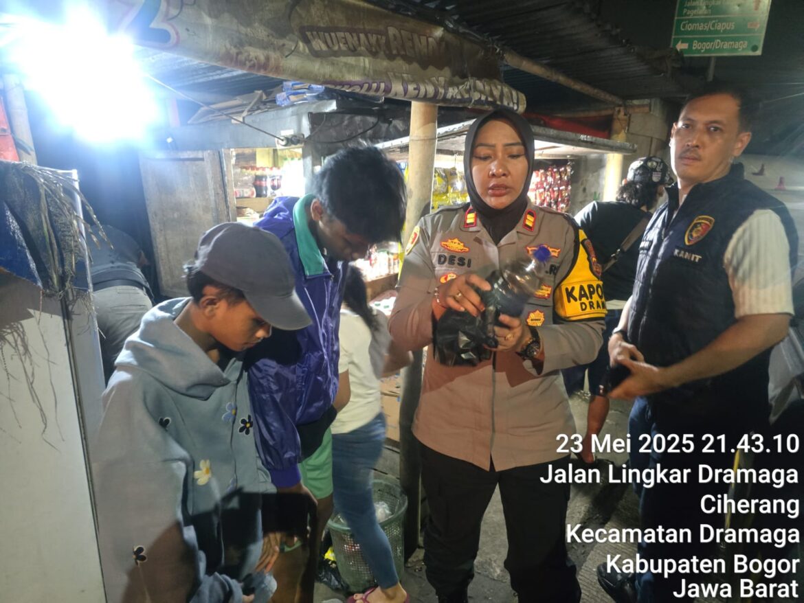Kapolsek Dramaga Berhasil Amankan 1 Botol Ciu Ukuran 1 Liter Yang Baru Saja Dibeli Diwarung Pinggir Jalan Desa Ciherang  Pada Saat Lakukan Operasi Miras,Premanisme Serta Penyakit Masyarakat Lainnya