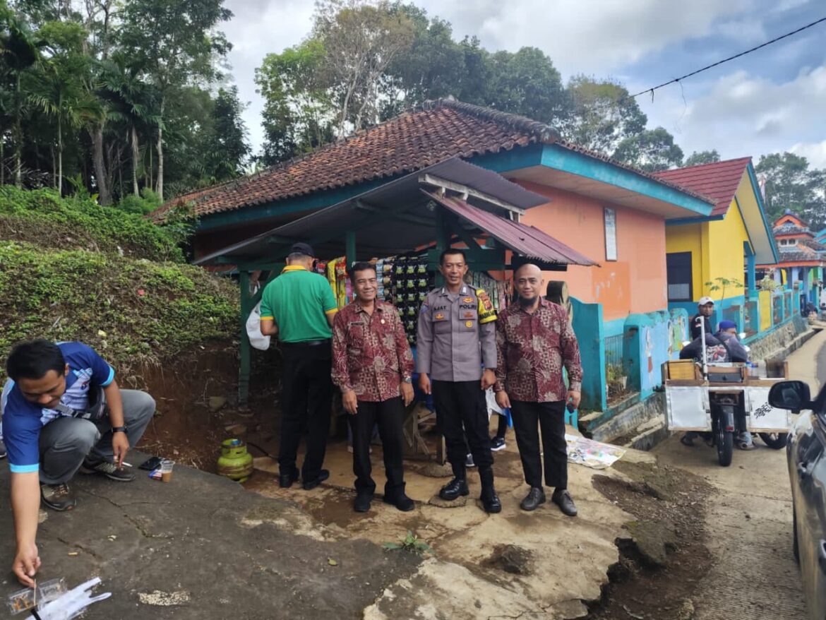 Berikan Rasa Nyaman, Dua Anggota Polsek Kawali Polres Ciamis Patroli Dialogis ke Masyarakat