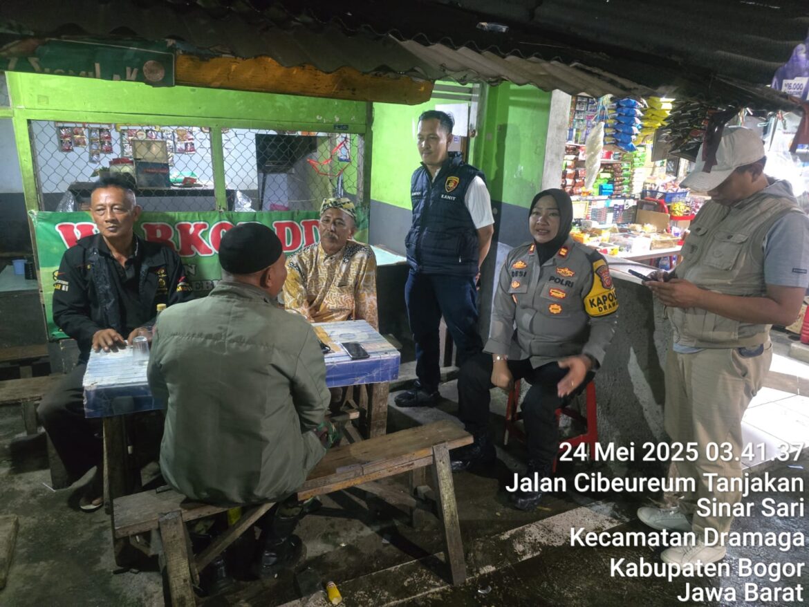 Polsek Dramaga Laksanakan Patroli KRYD Antisipasi Gangguan Kamtibmas Ajak Jaga Kondusifitas, Kapolsek Dramaga Tampak Akrab Berbincang Beri Himbauan