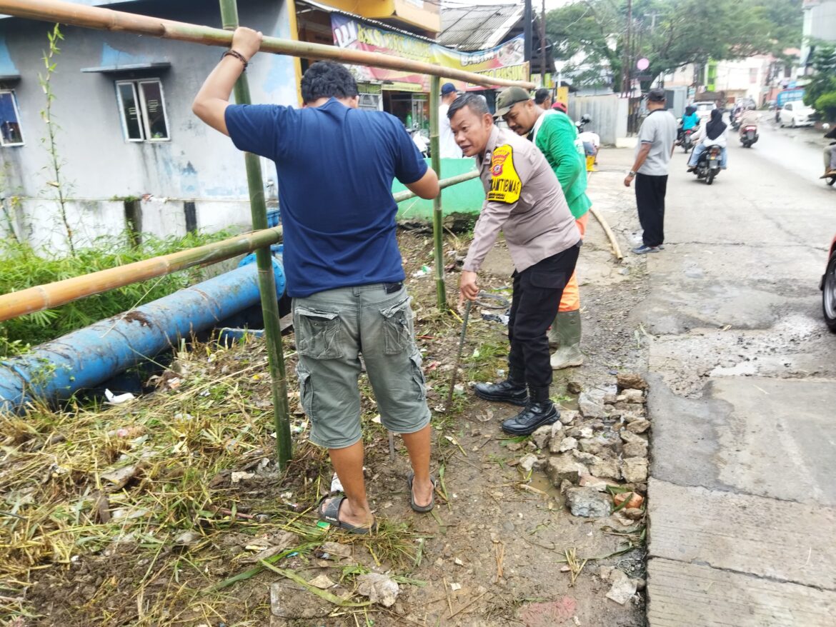 Bhabinkamtibmas Polsek Babakan Madang Gotong Royong Bersama Warga Desa Kadumanggu