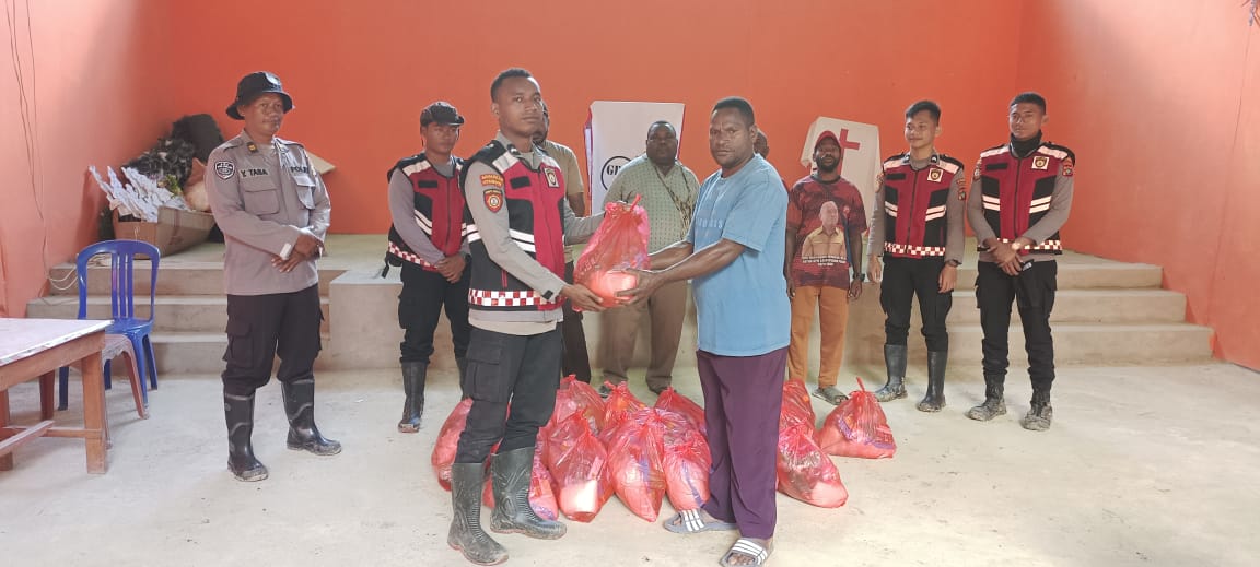 Polres Pegunungan Arfak Salurkan Bantuan Sembako kepada Warga Terdampak Longsor di Kampung Jim