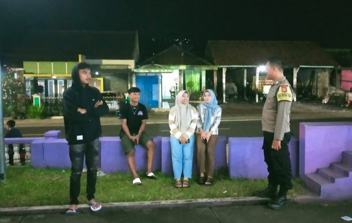 Humanis, Polsek Cipaku Polres Ciamis Patroli Dialogis Beri Kenyamanan Warga Saat Malam Hari