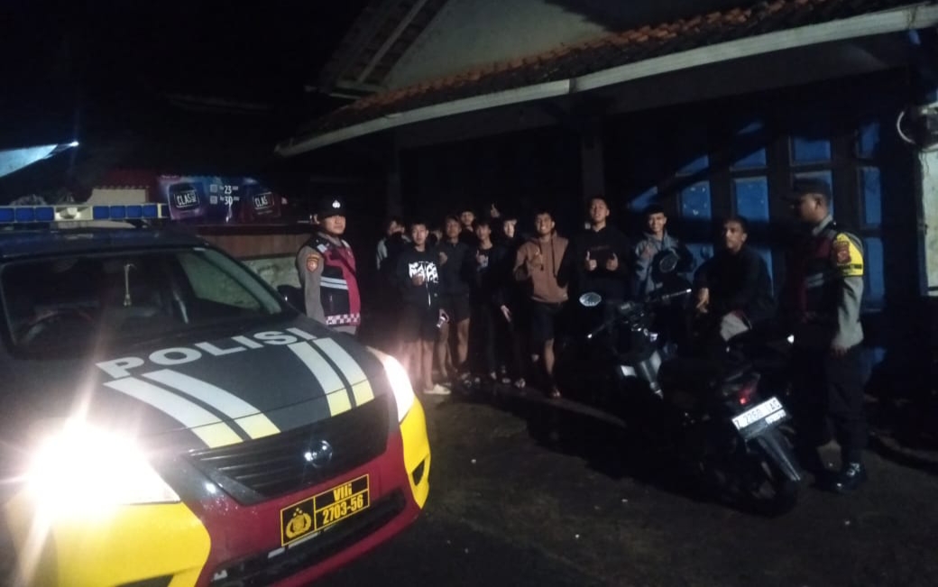 Berikan Rasa Aman, Personel Polsek Kawali Polres Ciamis Patroli Dialogis di Malam Hari