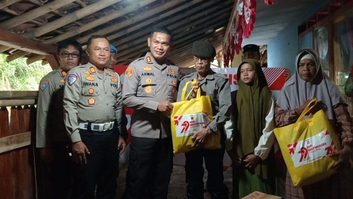 HUT Bhayangkara ke-79, Polres Ciamis Sambangi Sosok Inspiratif Pengatur Lalu Lintas Sukarela di Tanjakan Alinayin