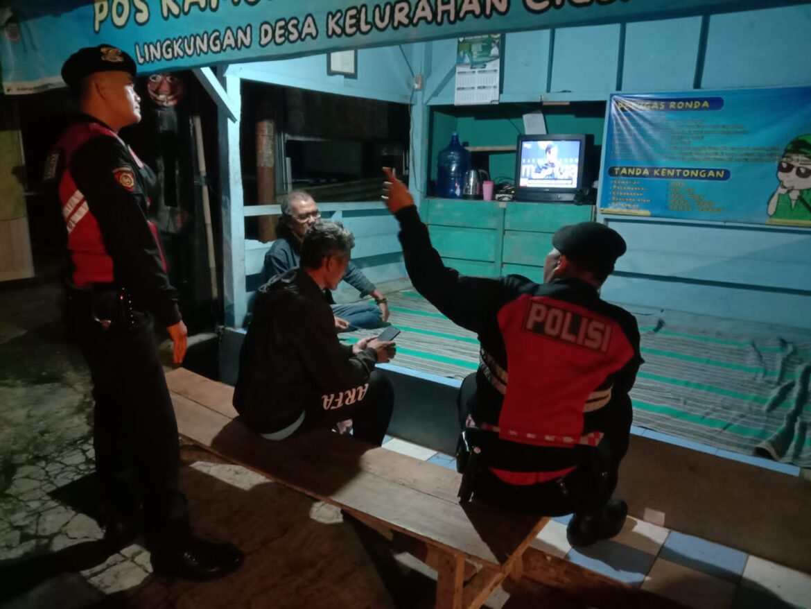 Humanis, Pasukan Roda 4 Polres Ciamis Patroli dan Beri Imbauan ke Warga di Pos Ronda Cigembor