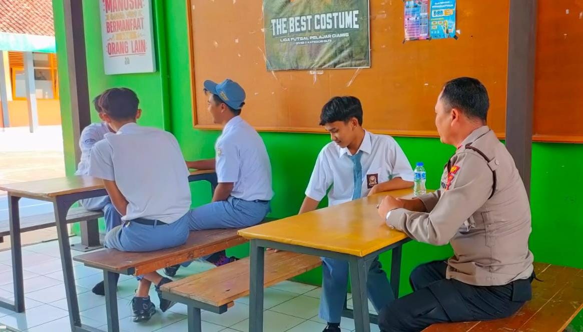 Polsek Cikoneng Polres Ciamis Binluh Bahaya Bullying dan Jam Malam ke Guru Serta Siswa