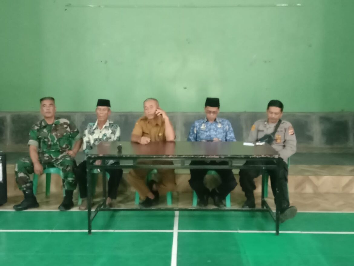 Polsek Panjalu Polres Ciamis Monitoring Audiensi Masyarakat di Kantor Desa Mekarwangi