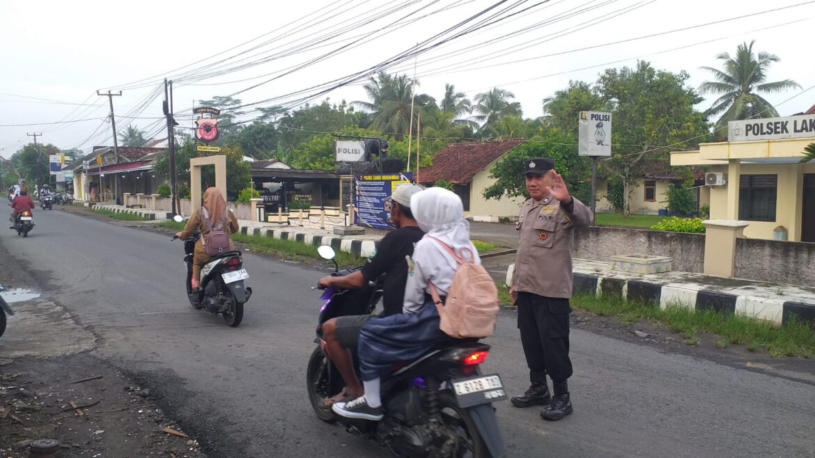 Pengaturan Lalu Lintas Pagi, Polsek Lakbok Polres Ciamis Pelayanan Masyarakat di Depan Sekolah