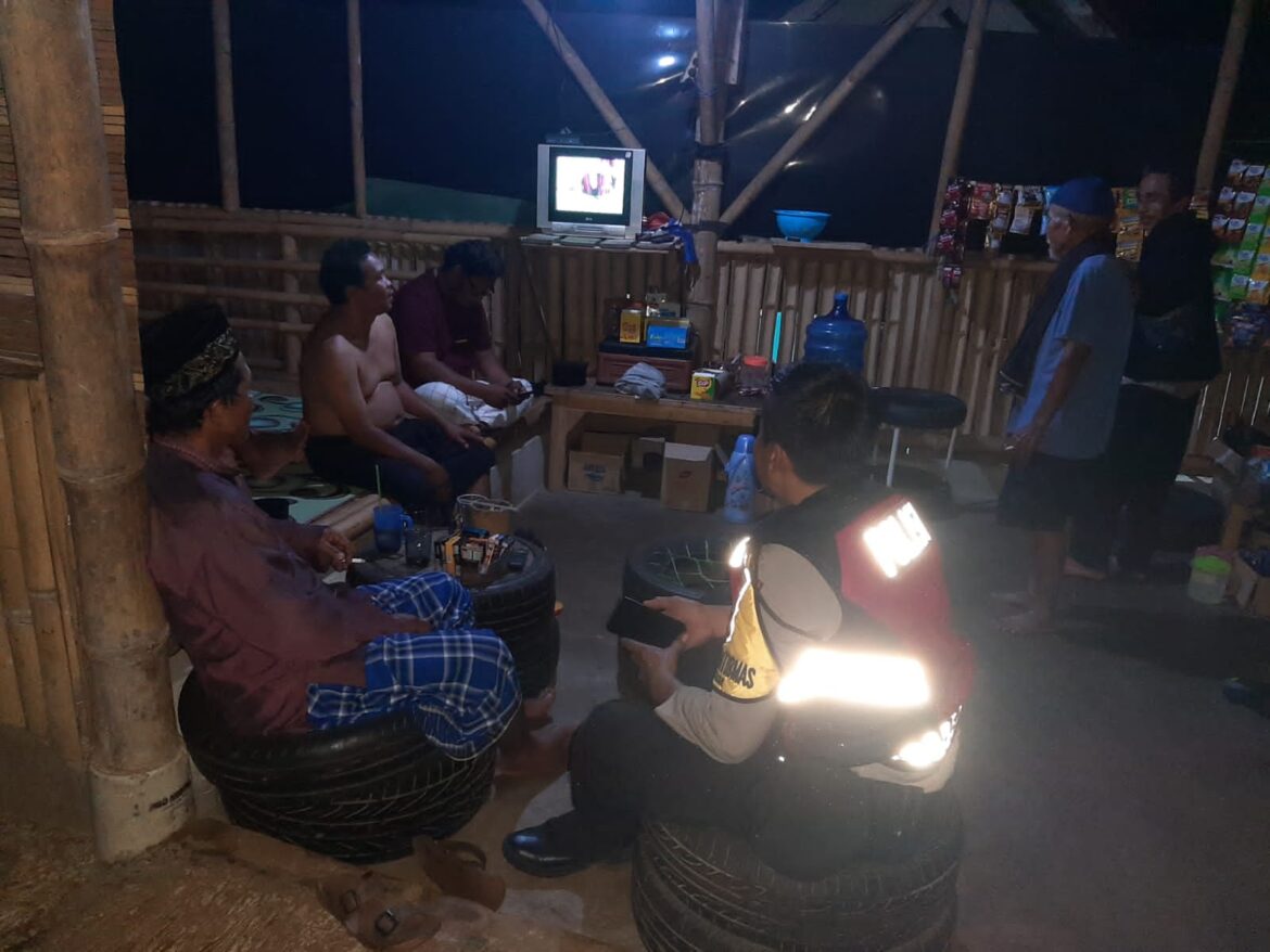 Humanis, Polsek Cipaku Polres Ciamis Patroli Dialogis Beri Kenyamanan Warga Saat Malam Hari