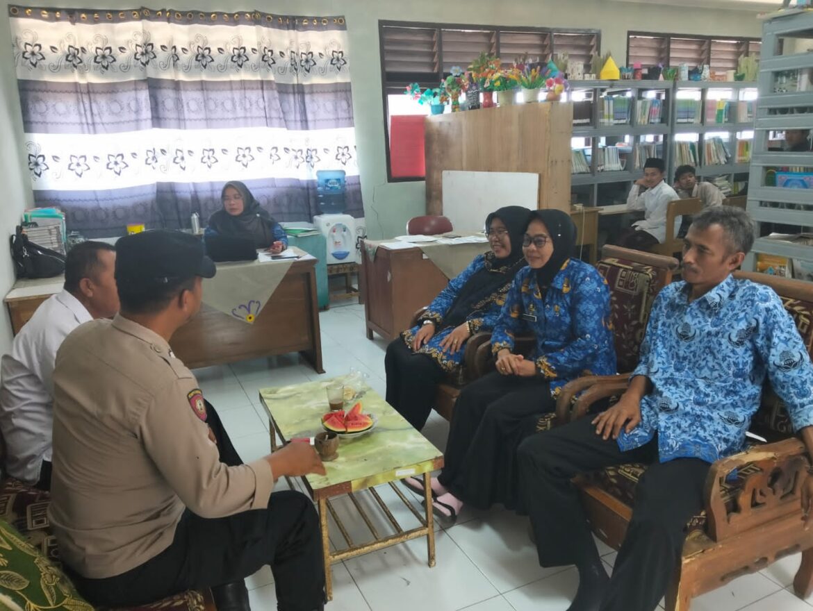 Polsek Panjalu Polres Ciamis Binluh Bahaya Bullying dan Jam Malam ke Guru Serta Siswa