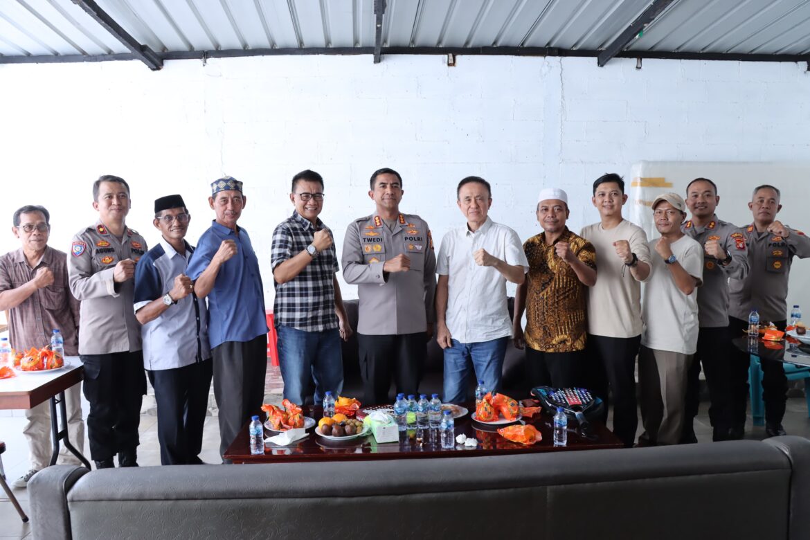 Mengetuk Hati Warga, Kapolres Metro Jakbar Bersilaturahmi ke Rumah Tokoh Masyarakat Tamansari