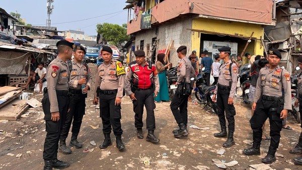 Polda Metro Kawal Distribusi Bantuan Korban Kebakaran Penjaringan