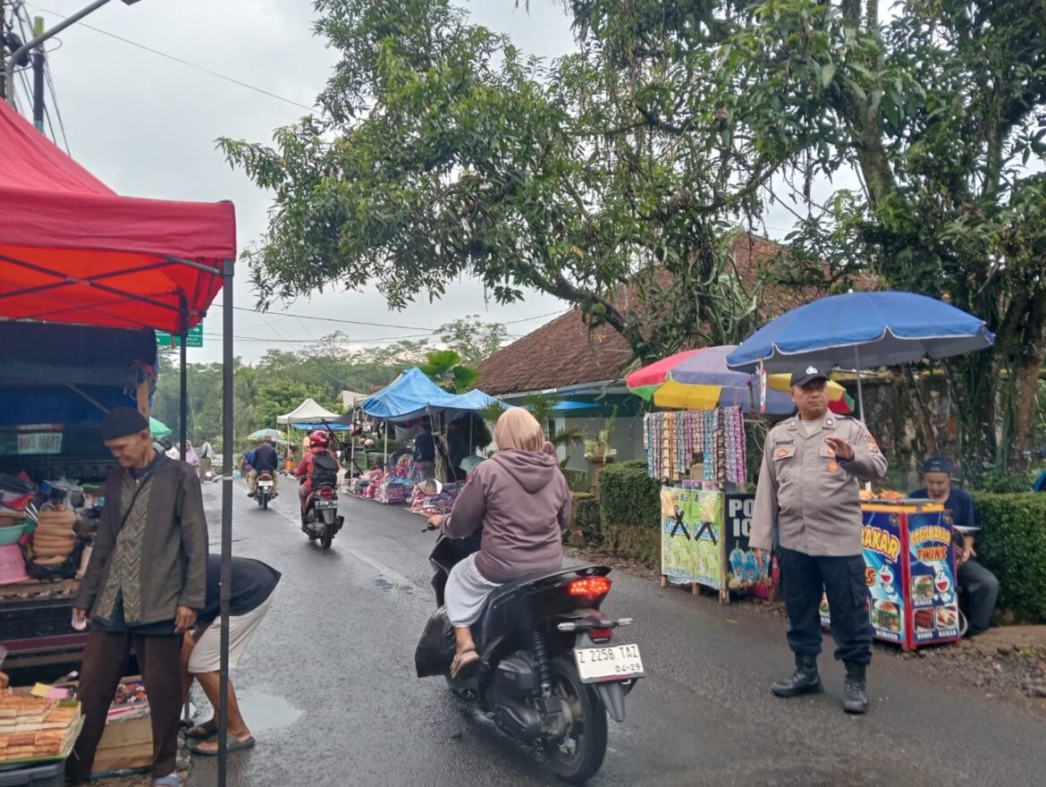Polsek Sukadana Polres Ciamis Bersiaga Gatur Lalin di Momen Pengajian Rutin Bulanan