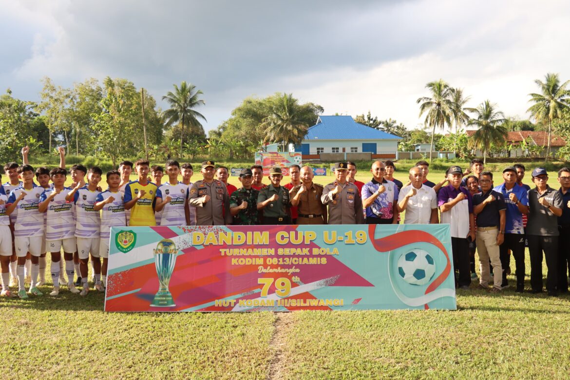 Sorak Sorai di Ciamis: Polri dan TNI Bersatu Dukung Turnamen Sepak Bola Dandim Cup II, Masyarakat Antusias!