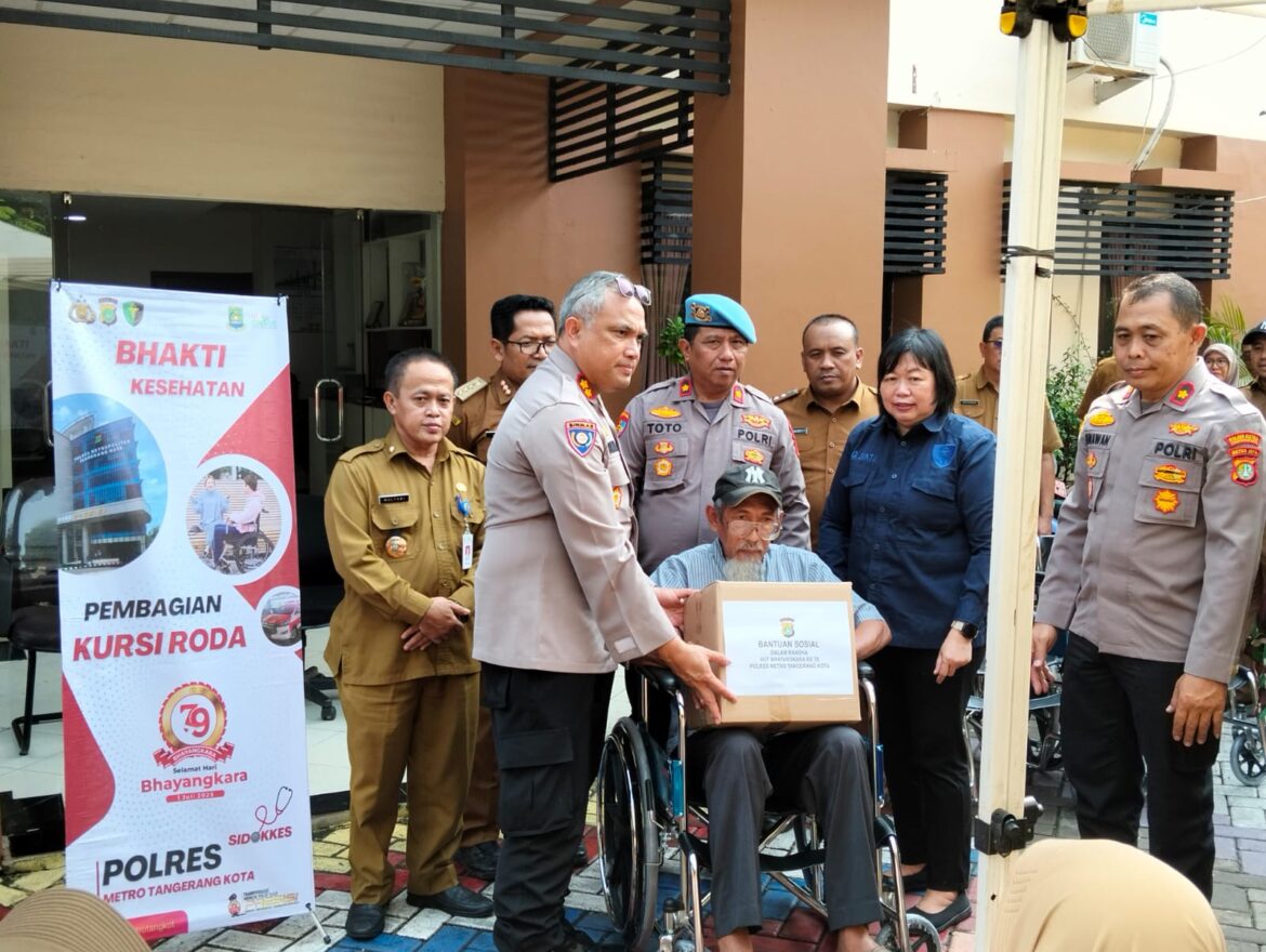 Polri Peduli di Hari Bhayangkara ke-79, Polisi Bagikan Kursi Roda di Kota Tangerang