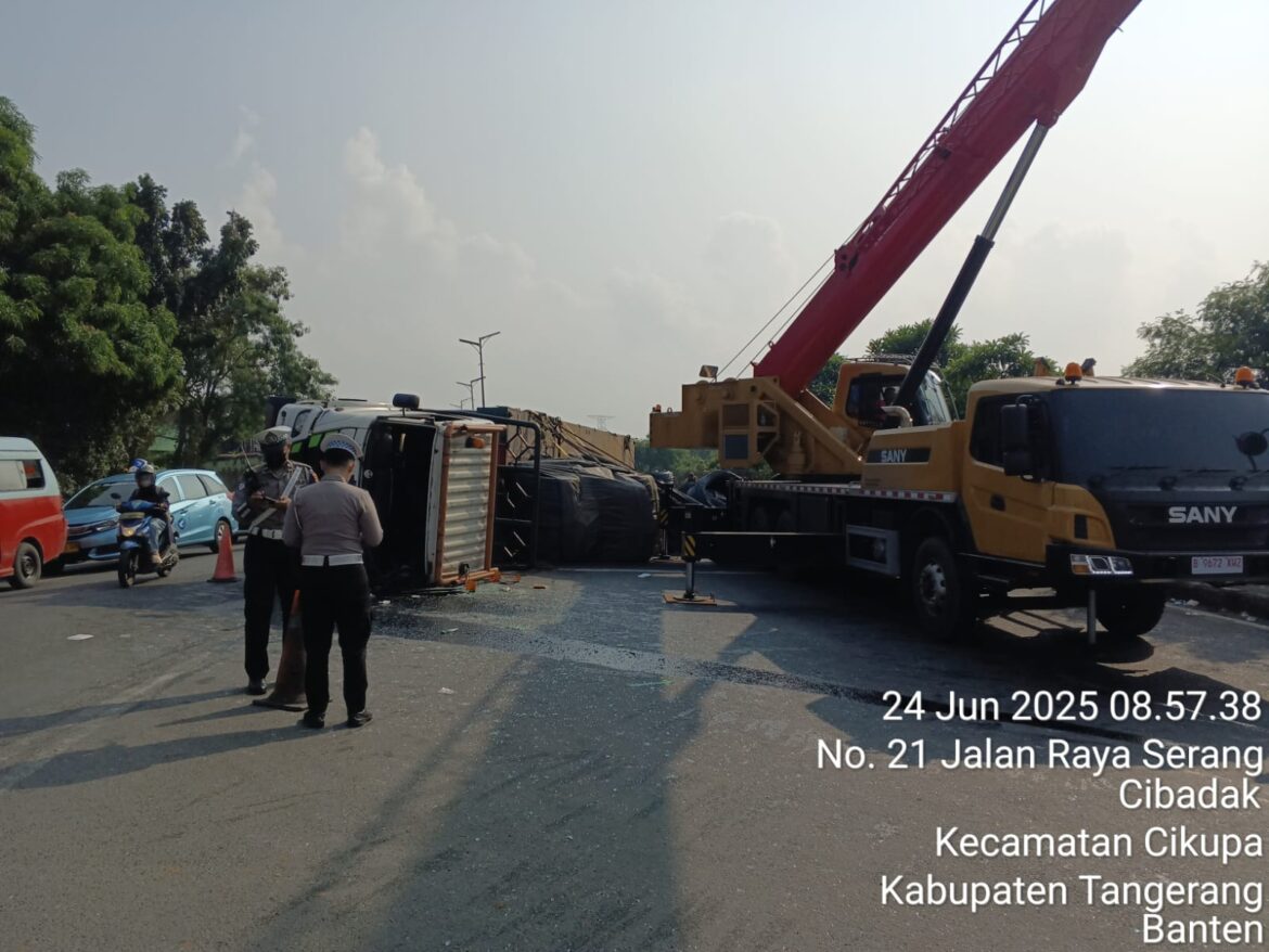 Satlantas Polresta Tangerang Evakuasi Truk Terguling di Balaraja Timur, Lalu Lintas Kembali Lancar