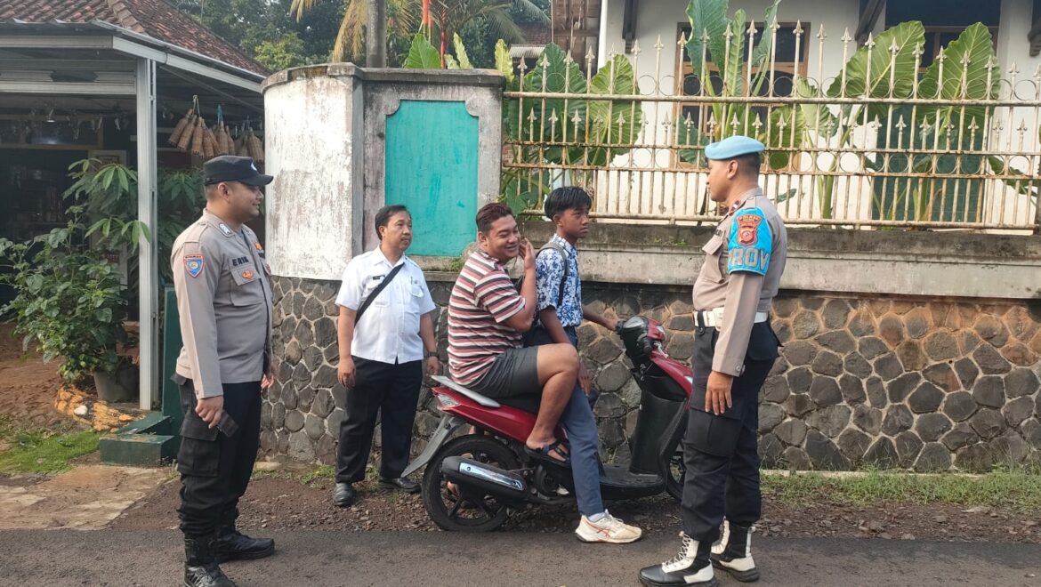 Datangi Sekolah, Polsek Sukadana Ikut Sosialisasikan Larangan Siswa Gunakan Sepeda Motor ke Sekolah