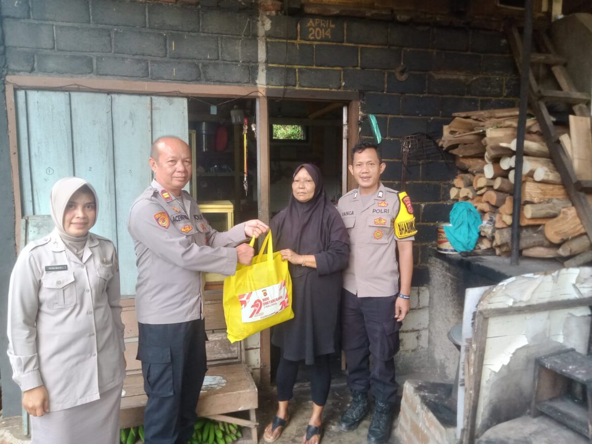 Hari Bhayangkara ke-79, Kapolsek Cisaga Ciamis Baksos Bagikan Sembako ke Lansia Sambungjaya