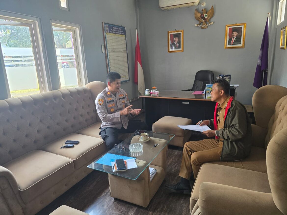Perkuat Sinergitas, Kapolsek Cihaurbeuti Polres Ciamis Koorkom Kamtibmas ke Kades Sukamulya