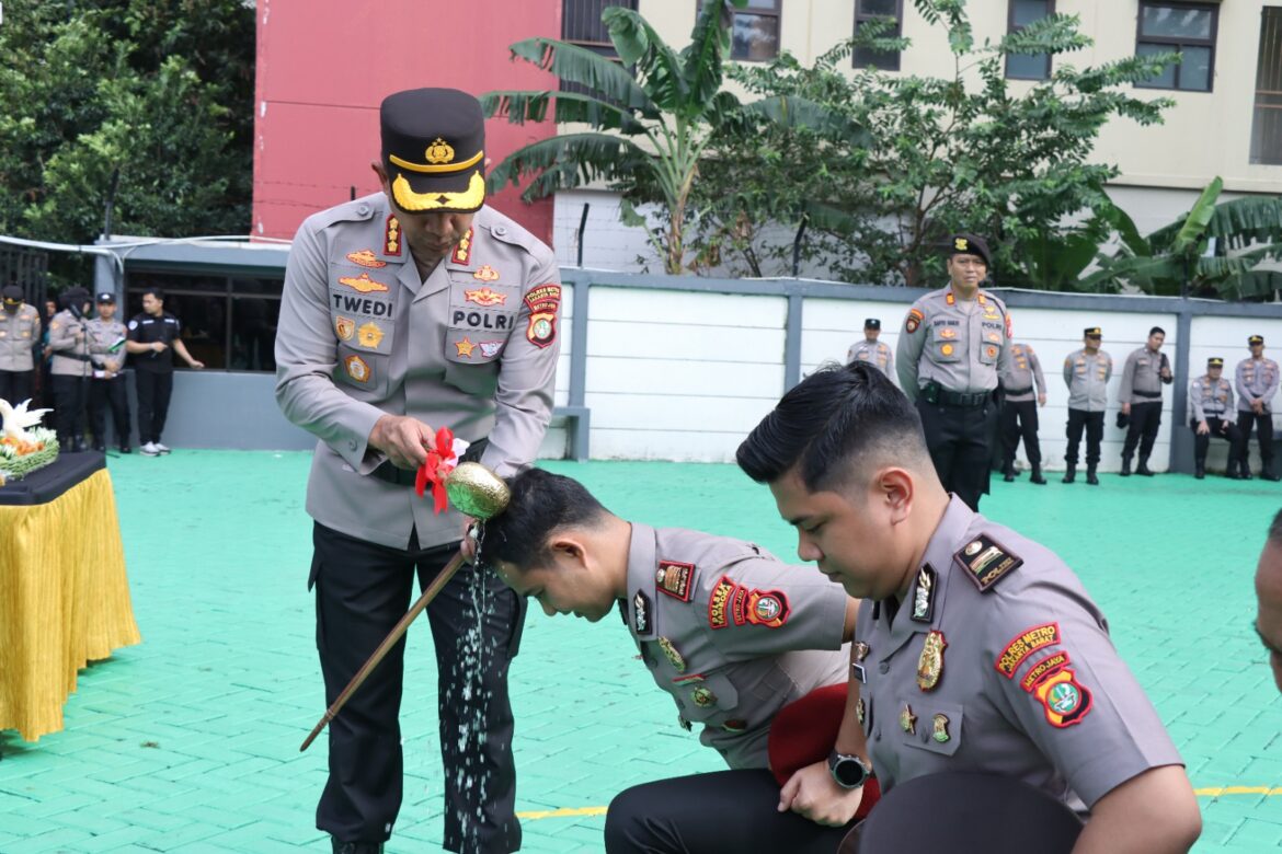 Menjelang Hari Bhayangkara ke-79, 56 Personil Polres Metro Jakarta Barat Naik Pangkat