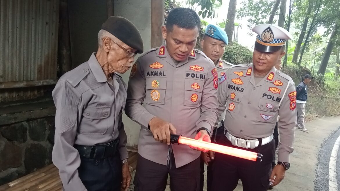 Polres Ciamis Beri Atribut  dan Pelatihan Lalu Lintas kepada Masro, Relawan Inspiratif di Tanjakan Alinayin