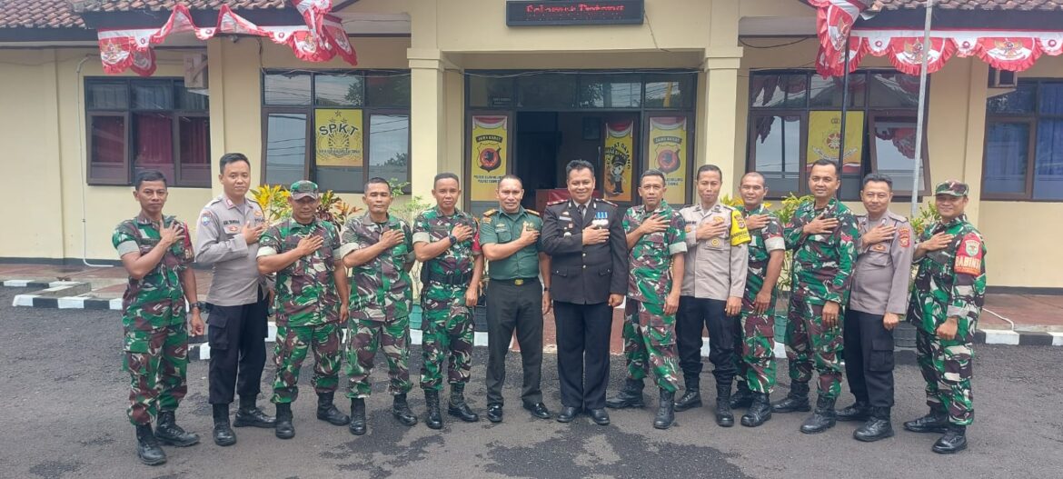 Soliditas TNI-Polri, Kapolsek Cijeungjing Dapat Kejutan Danramil Cijeungjing di Hari Bhayangkara