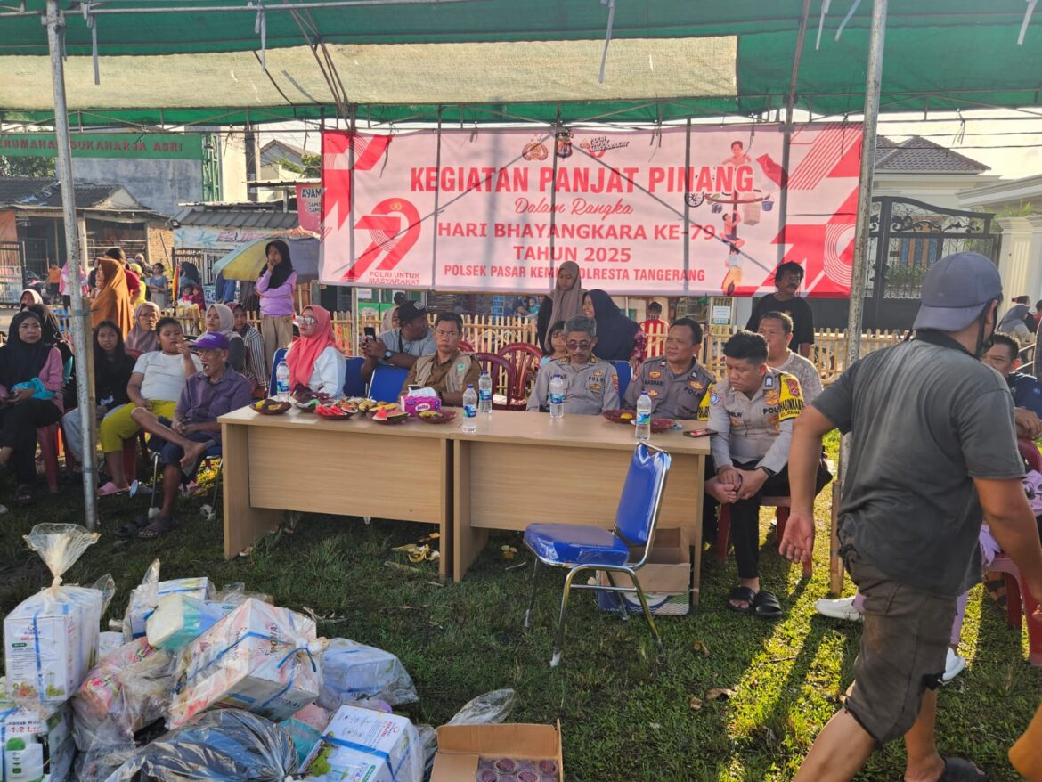 Sambut HUT Bhayangkara Ke-79, Polsek Pasar Kemis Gelar Perlombaan Panjat Pinang