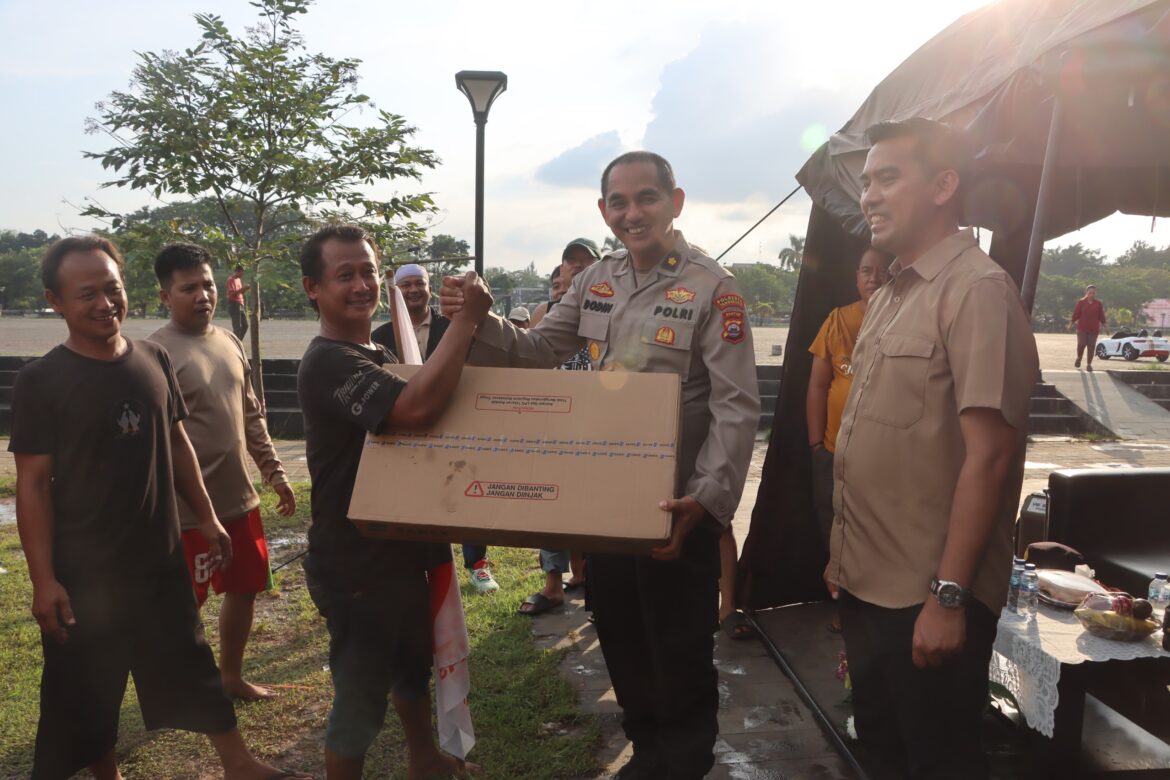 Meriahkan Hari Bhayangkara ke-79, Polresta Tangerang Gelar Lomba Panjat Pinang di Alun-Alun Tigaraksa