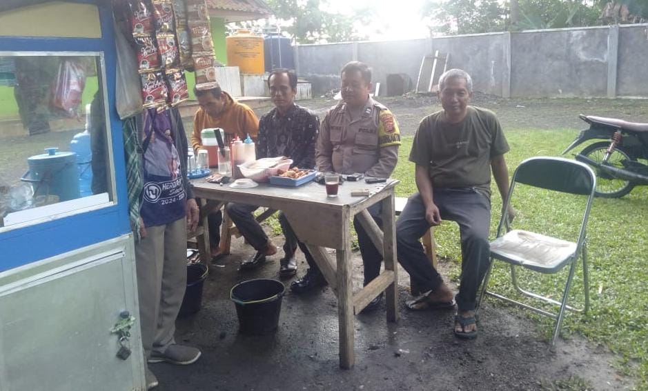 Berikan Rasa Nyaman, Dua Anggota Polsek Kawali Polres Ciamis Patroli Dialogis ke Masyarakat
