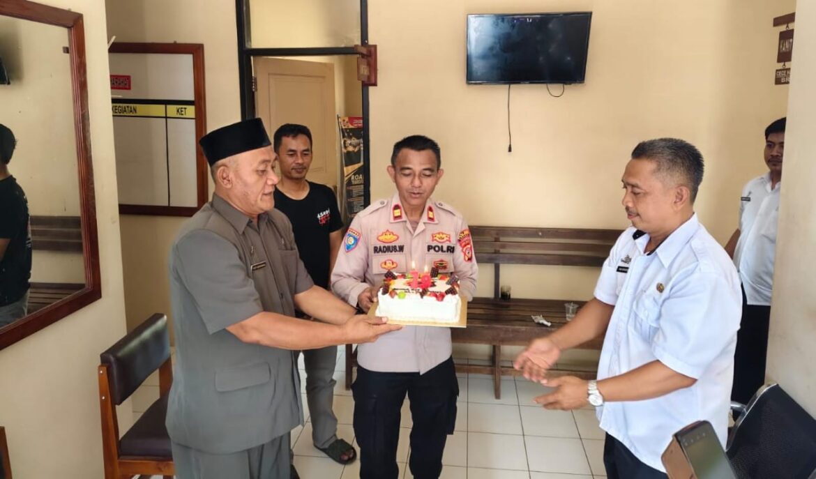 Sinergitas Polri-Pemerintah, Kecamatan Rajadesa Beri Ucapan Kapolsek Rajadesa Hari Bhayangkara