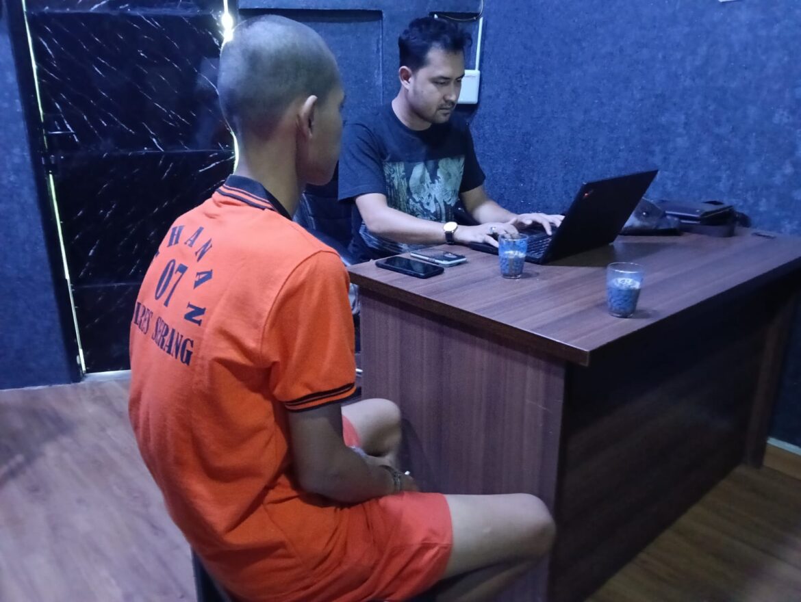 Lagi asyik main judi online (Judol), MA, 19 tahun, pengedar pil koplo dicokok personil Satresnarkoba Polres Serang
