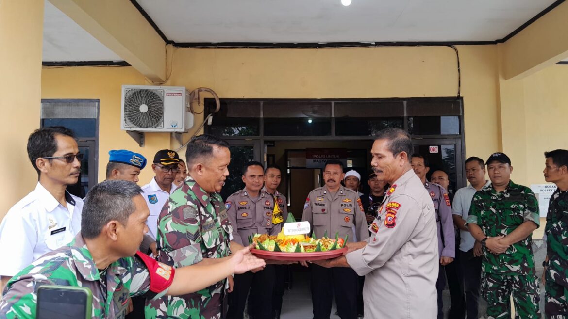 Sinergitas TNI Polri dan Pemerintah:Muspika Kecamatan Pamarican Beri Ucapan Kapolsek Pamarican Hari Bhayangkara