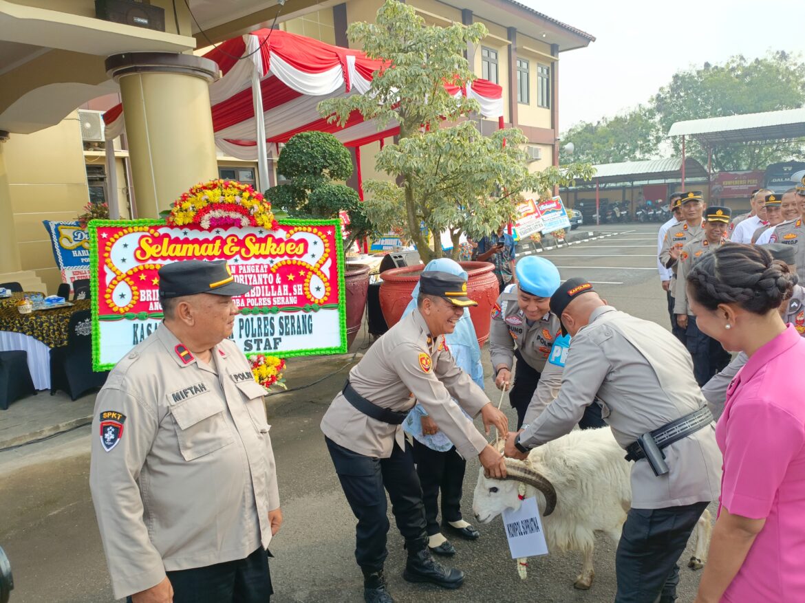 Beri Kenang-kenangan 2 Ekor Domba, Ini Pesan Kapolres Condro Sasongko Pada 2 Perwira Purna Tugas