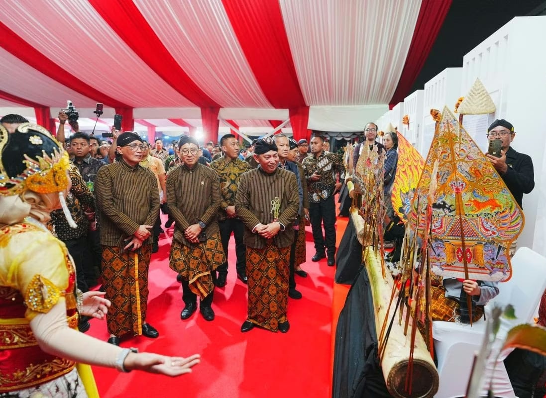 Gelar Wayang Kulit Amartha Binangun, Kapolri Sempat Berduet dengan Ketua MA