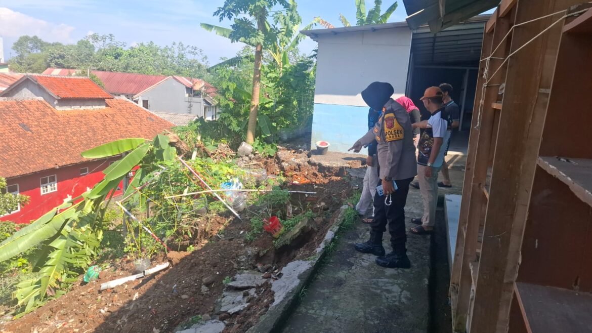 Kapolsek Dramaga Giat Pengecekan Adanya Bencana Alam Tanah Longsor Pasca Hujan Lebat di wilayah Desa Babakan Kecamatan Dramaga