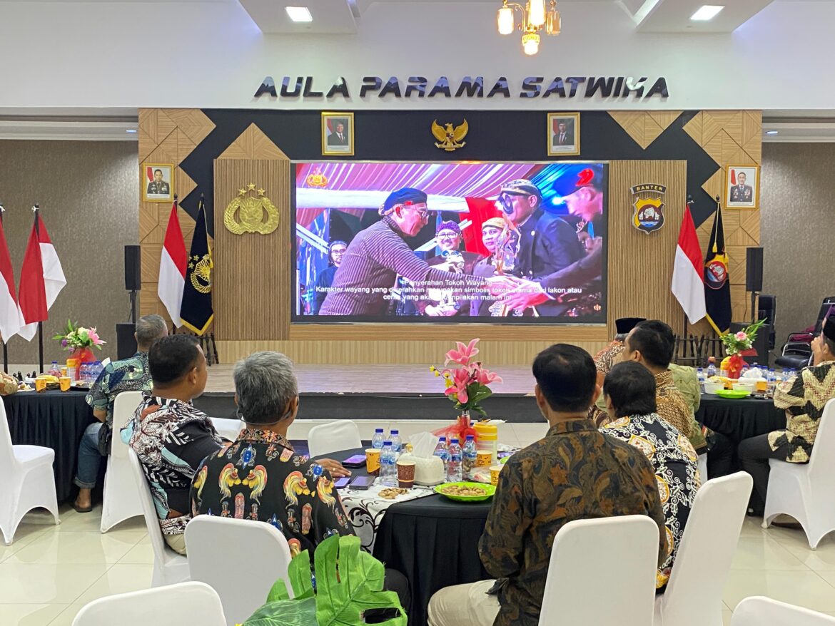 Polresta Tangerang Gelar Nobar Wayang Kulit “Amartha Binangun” dari Mabes Polri, Meriahkan HUT Bhayangkara ke-79