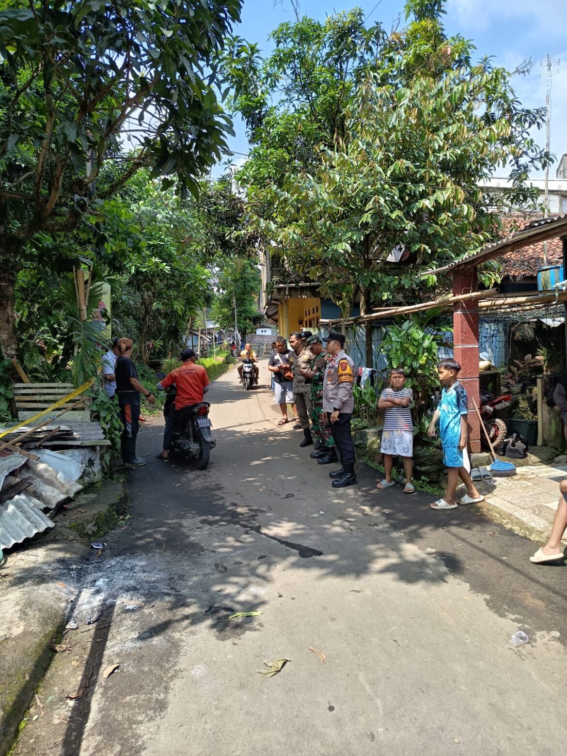 Cegah Bencana Alam, Bhabinkamtibmas Polsek Ciawi Ajak Masyarakat Jaga Kebersihan dan Tertib Aturan