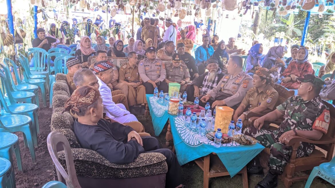 Di Acara Hajat Bumi, Polsek Sukadana Hadir dan Beri Pengamanan Serta Himbauan Kamtibmas