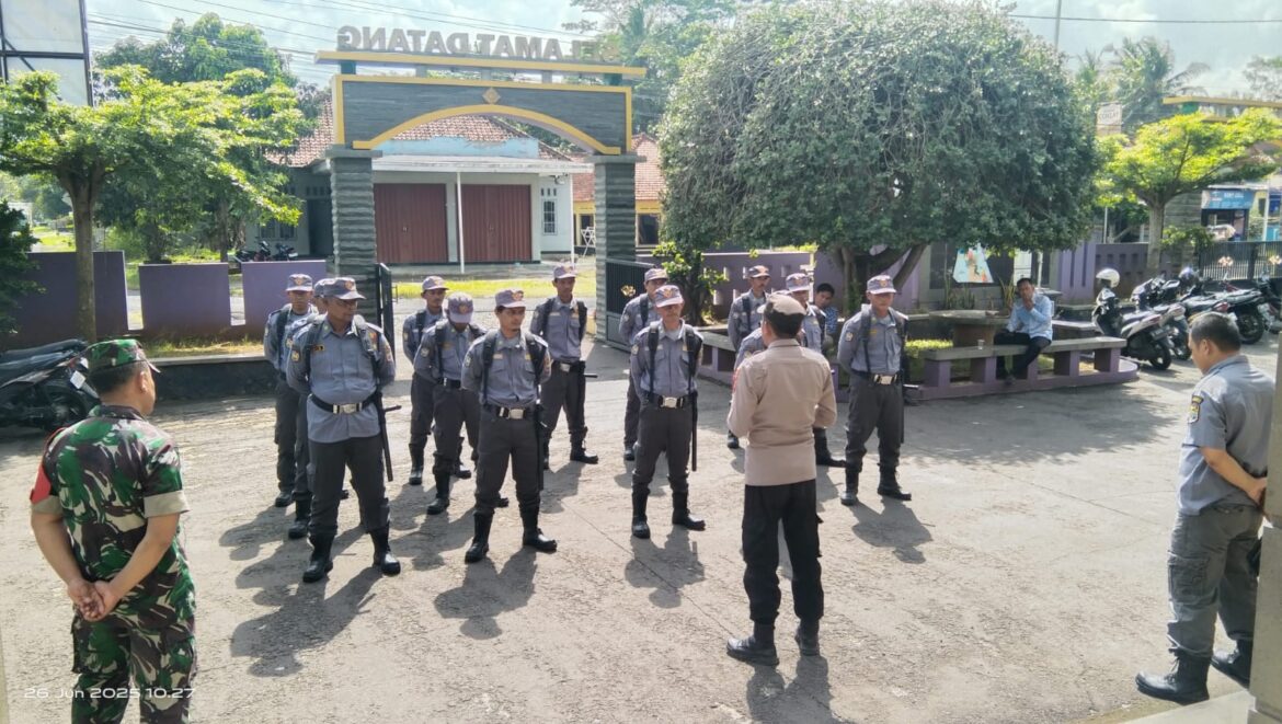 Polsek Lakbok Polres Ciamis Jadi Beri Pembinaan Linmas di Desa Tambakreja
