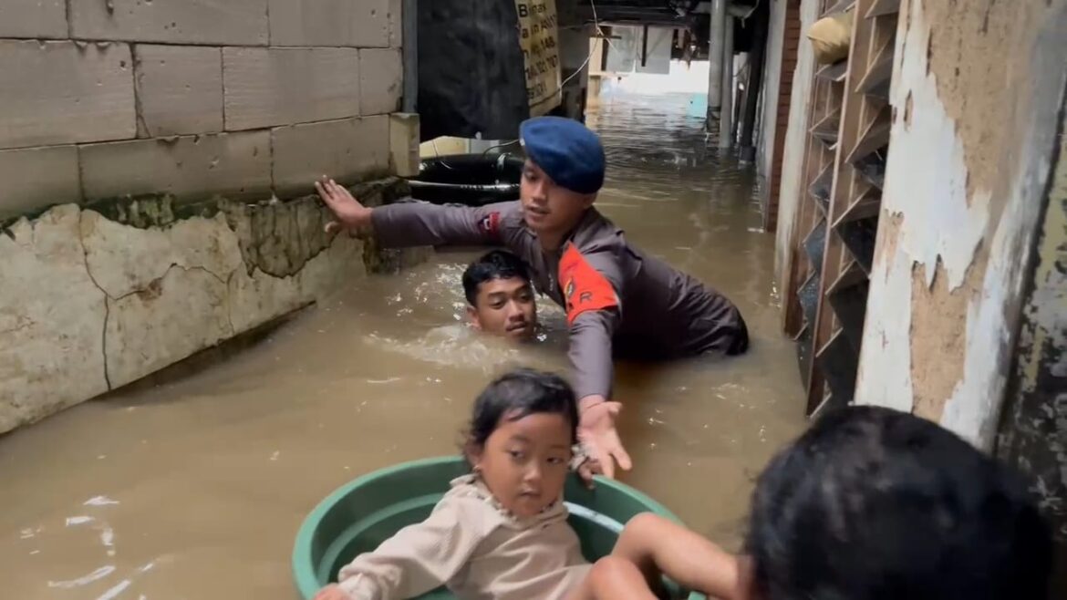 Meski Dengan Ember, Evakuasi Balita di Jaktim Dilakukan Dengan Sigap