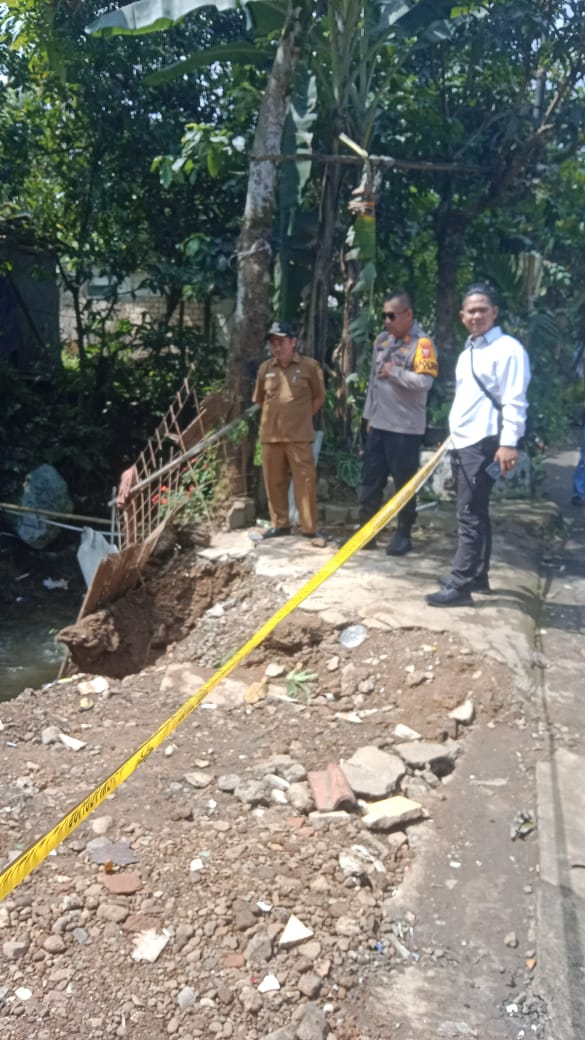 Polisi Hadir untuk Masyarakat, Polsek Ciawi Polres Bogor Bantu Evakuasi Rumah Roboh di Desa Ciawi