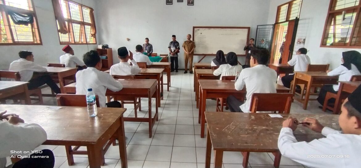 Polsek Pamarican Polres Ciamis Bersiaga Saat Proses Seleksi Dua Calon Perangkat Desa Neglasari