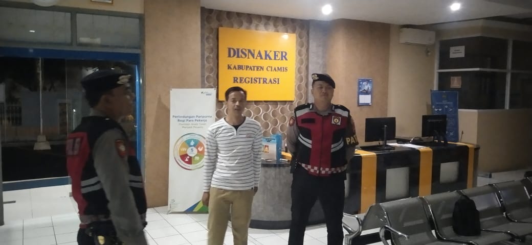 Cipkon Bahaya Kriminalitas, Sat Samapta Polres Ciamis Patroli Kamtibmas ke Kantor Disnaker Ciamis