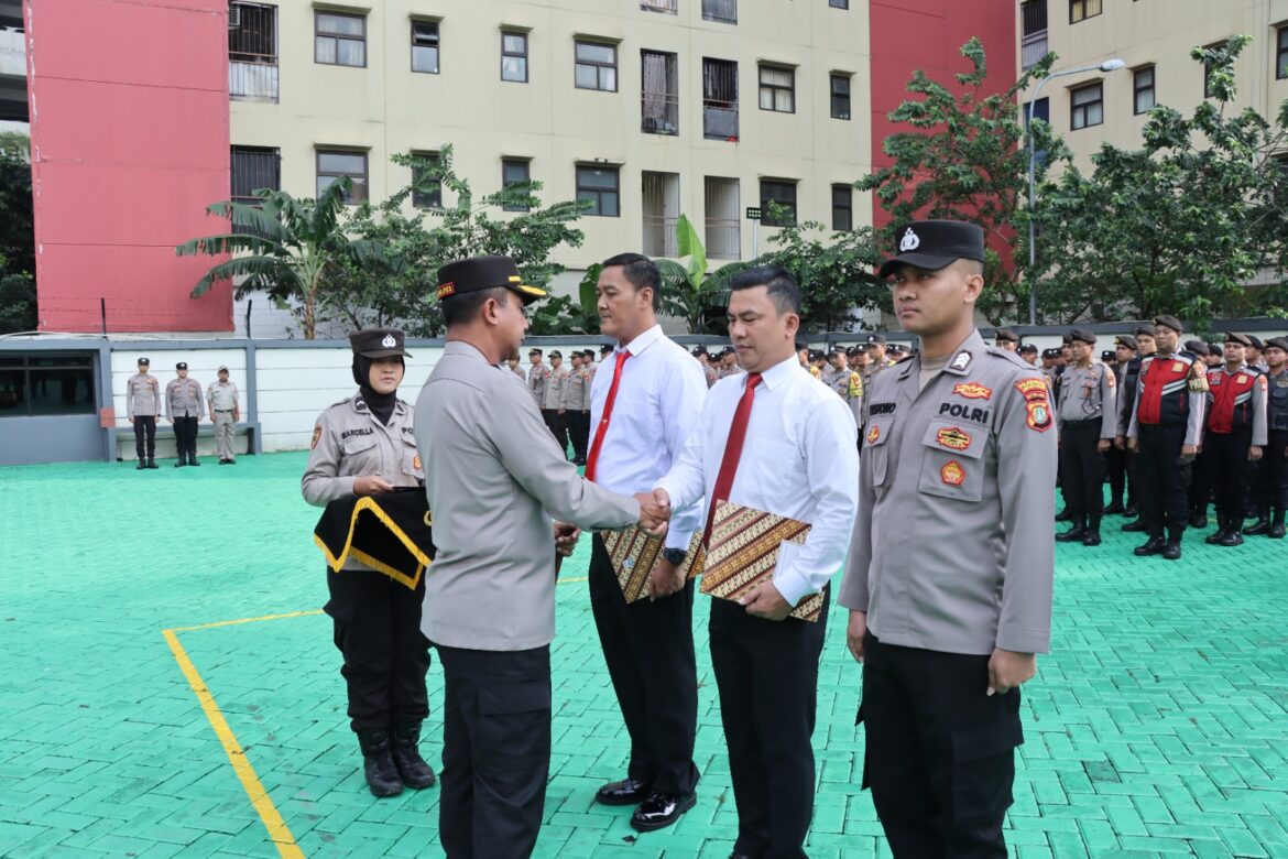 Kapolres Jakbar Beri Penghargaan kepada 25 Personel Berprestasi di Apel Pagi Jam Pimpinan