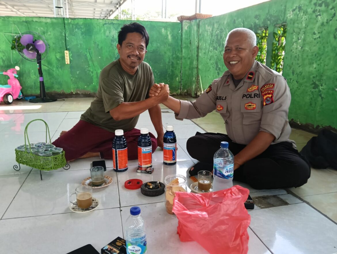 Polresta Tangerang Dukung Ketahanan Pangan, Salurkan Obat Pembasmi Rumput Liar kepada Kelompok Tani di Desa Bakung
