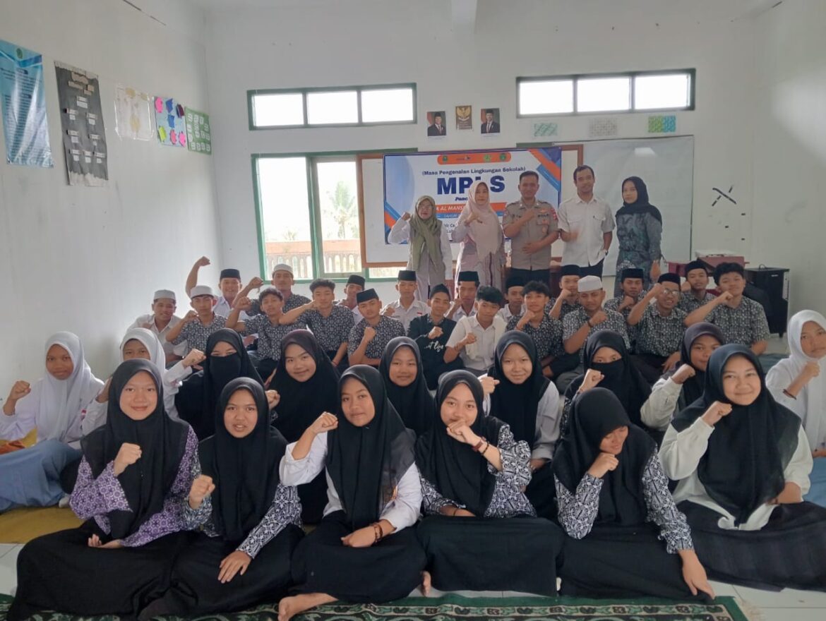 Humanis, Polsek Panjalu Polres Ciamis Binluh ke Siswa SMA Al Mansur Saat MPLS