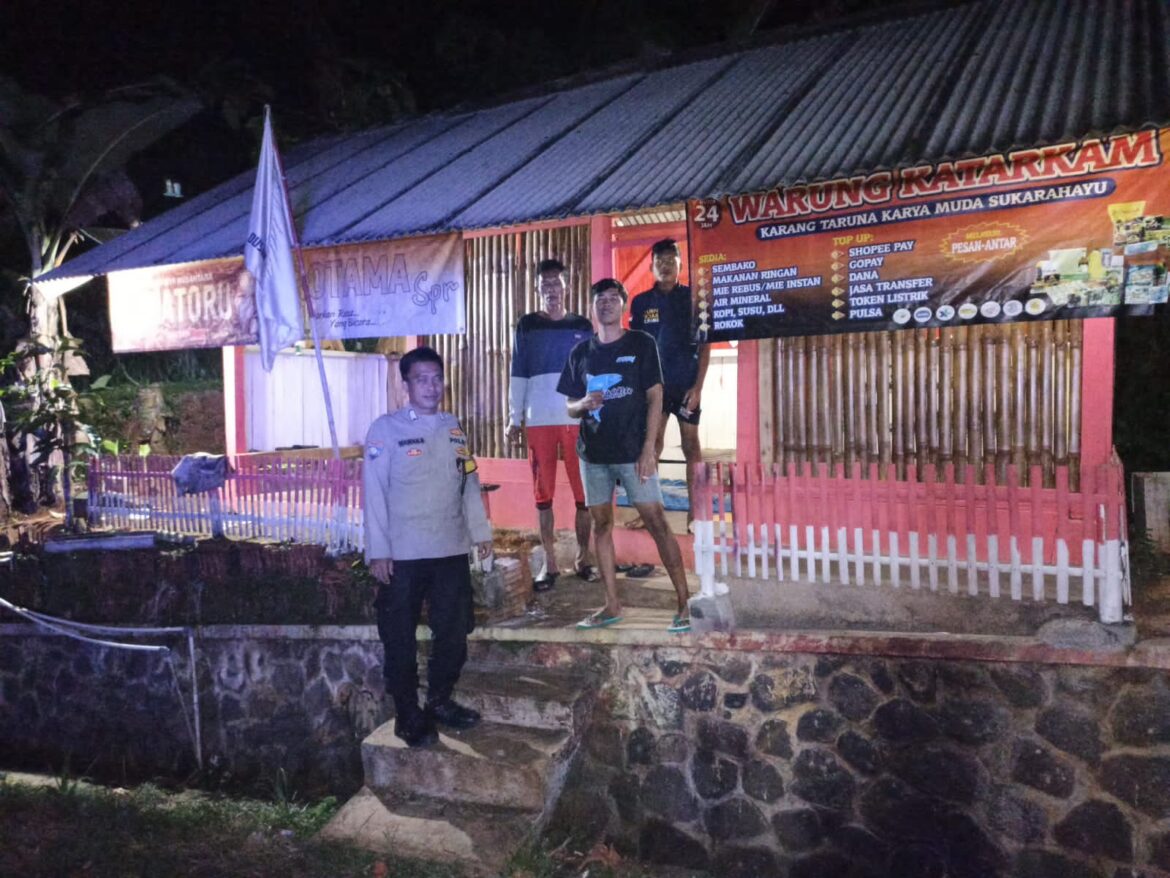 Berikan Rasa Aman, Personel Polsek Kawali Polres Ciamis Patroli Dialogis di Malam Hari